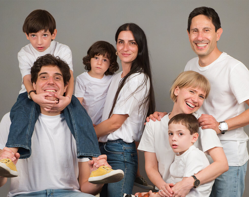 Le due famiglie fondatrici insieme in studio, tra abbracci e risate