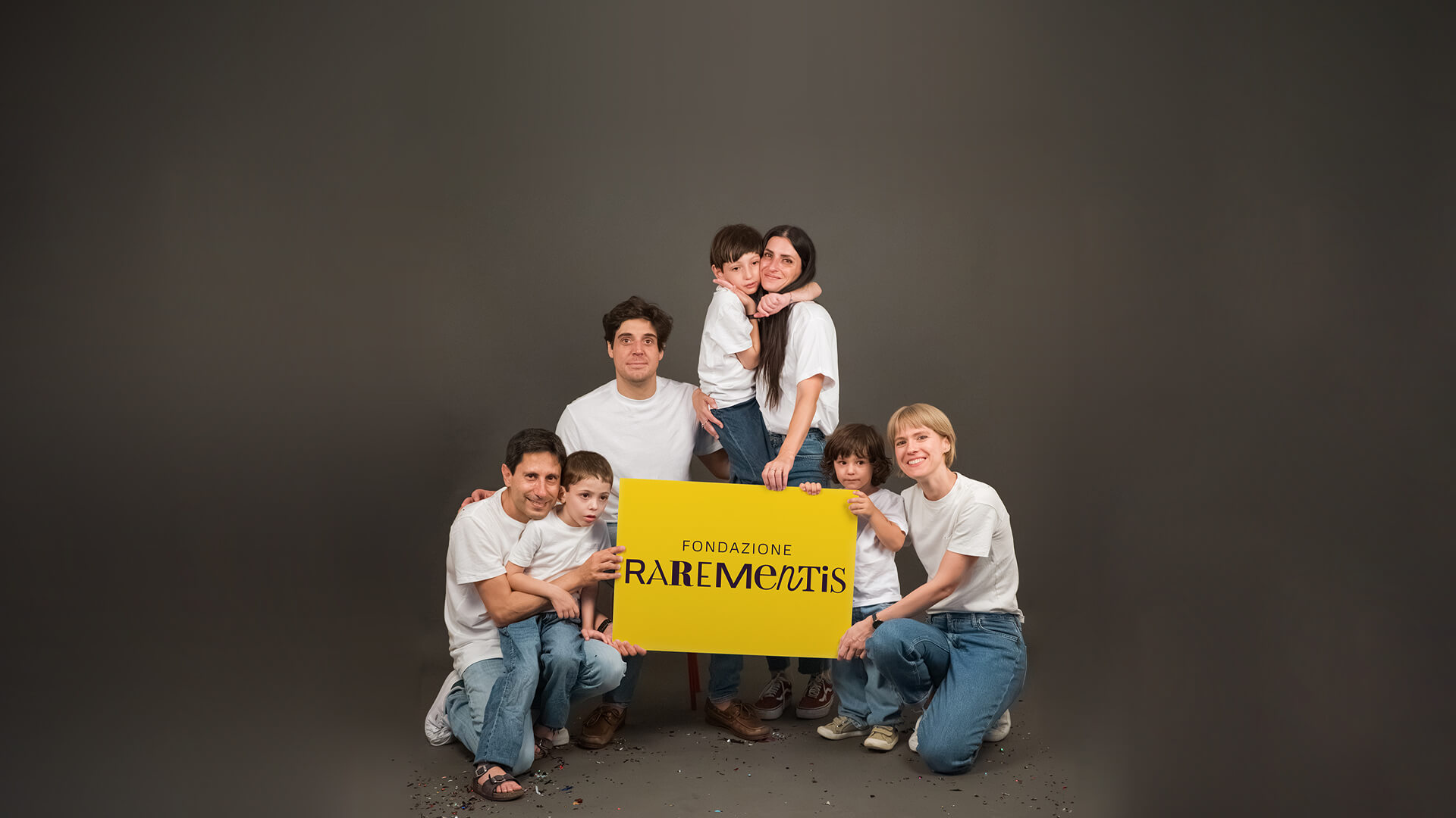 Le due famiglie fondatrici della Fondazione Rarementis riunite intorno al logo