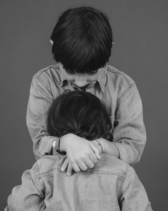 Due fratelli abbracciati, fotografia in bianco e nero